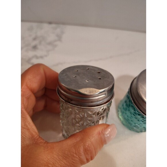 Vintage Glass Salt and Pepper Green and Clear Daisy Sunburst - Picture 6 of 8